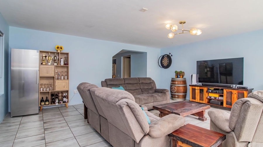 4 Bedroom Property for Sale in Sandbaai Western Cape